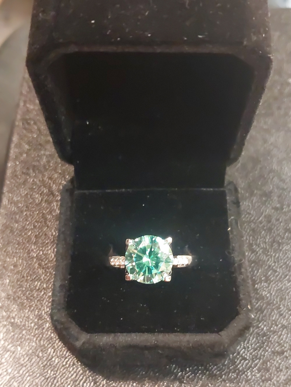 Gorgeous Green Round Solitaire Ring with Pavé Sterling Silver Band. 925 SS.